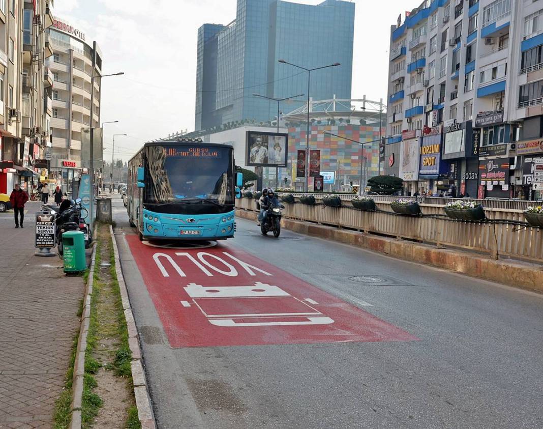 Büyükşehir belediyesinden o caddede otobüslere yeni uygulama! Trafik yoğunluğu yaşanınca baştan sona değiştirildi 1